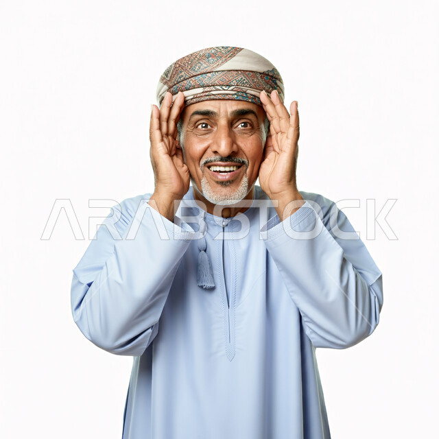 تعابير الدهشة عند رؤية شيء ما، ايماءات فرح وسرور، النظر لشيء من بعيد، بورتريه لرجل عماني شايب يرتدي الدشداشة والعمامة تظهر عليه السعادة، وضع اليدين على جانبي الوجه ومحاولة توضيح الرؤى، خلفية بيضاء