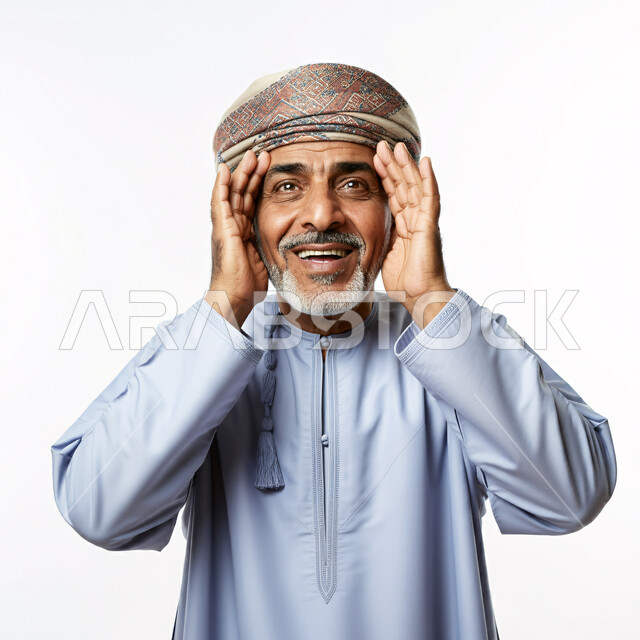 تعابير الدهشة عند رؤية شيء ما، ايماءات فرح وسرور، النظر لشيء من بعيد، بورتريه لرجل عماني شايب يرتدي الدشداشة والعمامة تظهر عليه السعادة، وضع اليدين على جانبي الوجه ومحاولة توضيح الرؤى، خلفية بيضاء
