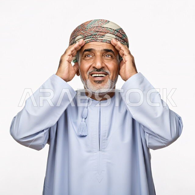 تعابير الدهشة عند رؤية شيء ما، ايماءات فرح وسرور، النظر لشيء من بعيد، بورتريه لرجل عماني شايب يرتدي الدشداشة والعمامة تظهر عليه السعادة، وضع اليدين على جانبي الوجه ومحاولة توضيح الرؤى، خلفية بيضاء