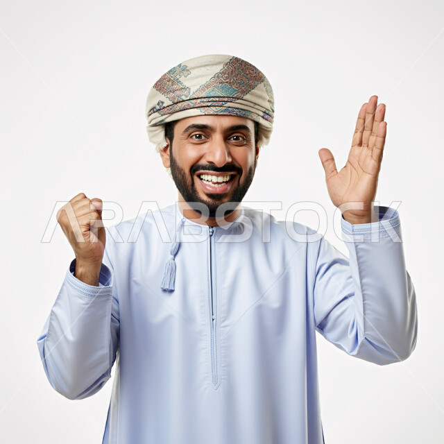 تعابير السرور والسعادة، الاهتمام بالمظهر الخارجي، مفهوم الاناقة والرجولة، بورتريه لرجل عربي خليجي عماني يرتدي الدشداشة والعمامة يرفع يديه بايماءات مختلفة، خلفية بيضاء