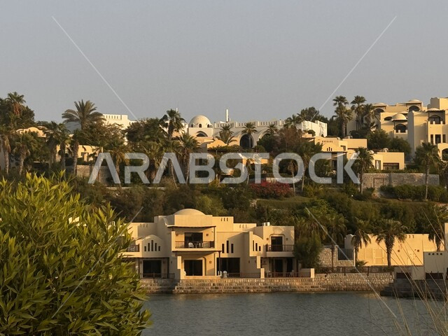 المعالم السياحة في الامارات العربية المتحدة، الفن الهندسي المعماري للفنادق والمنتجعات الفاخرة في مدينة رأس الخيمة، أماكن جذب واستقطاب السياح من انحاء العالم، الاهتمام بزراعة الاشجار والنباتات الخضراء في المدن الساحلية، الواجهة البحرية على ساحل الخليج العربي