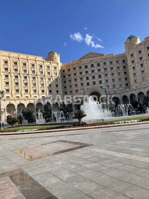 الفن الهندسي المعماري للفنادق في المملكة العربية السعودية على الطراز الحديث، صورة مقربة لفندق ريتز كارلتون في الرياض، معالم وأماكن سياحية لجذب السياح، الديكورات الخارجية للمباني الفاخرة