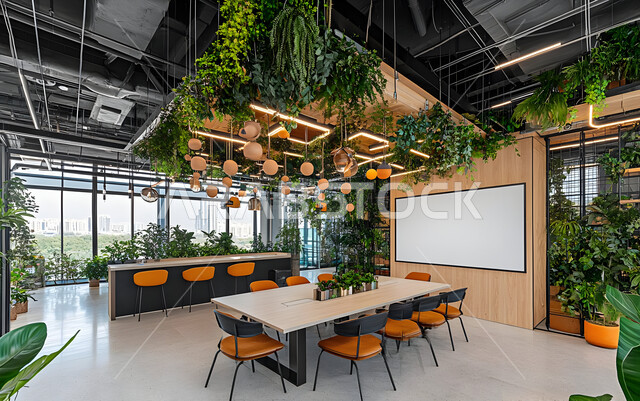 قاعة الأعمال وعقد الاتفاقات مع فريق العمل, التصميم العصري الحديث للمكاتب في الشركات والمراكز التجارية السعودية، غرف مكتبية بتصاميم وديكورات داخلية فخمة، غرفة اجتماعات واسعة مع طاولة محاطة بكراسي، 