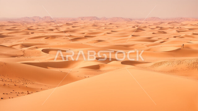 التكوينات والتشكلات الرملية في الصحاري، الكثبان الذهبية الناعمة والتضاريس الطبيعية في المملكة العربية السعودية، الجو القاسي والجاف في الأراضي القاحلة، المناظر الطبيعية والرمال الذهبية الناعمة في الصحراء وقت النهار، خلفية الطبيعة