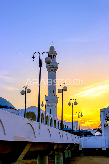 صورة لمسجد الرحمة في مدينة جدة ، المسجد العائم على ساحل البحر الاحمر في المملكة العربية السعودية ، من اهم معالم مدينة جدة السياحية