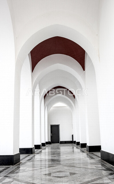 صورة لممر مسجد الرحمة في مدينة جدة ، المسجد العائم على ساحل البحر الاحمر في المملكة العربية السعودية ، من اهم معالم مدينة جدة السياحية