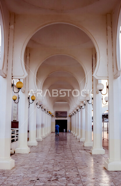 صورة لممر مسجد الرحمة في مدينة جدة ، المسجد العائم على ساحل البحر الاحمر في المملكة العربية السعودية ، من اهم معالم مدينة جدة السياحية