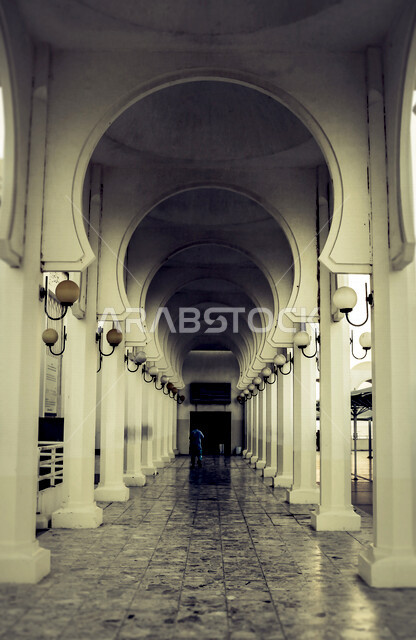 صورة لممر مسجد الرحمة في مدينة جدة ، المسجد العائم على ساحل البحر الاحمر في المملكة العربية السعودية ، من اهم معالم مدينة جدة السياحية