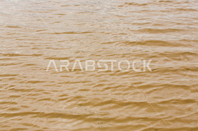 صورة مقربة لمياه شاطئ البحر بالمملكة العربية السعودية ، خلفية مياه البحر