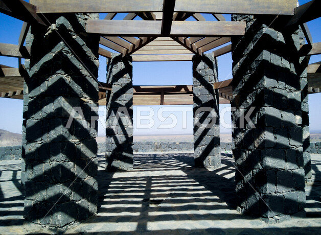 صورة لبناء حجري اثري في مقلع طمية ،  فوهة الوعبة في مدينة الطائف بالمملكة العربية السعودية ، السياحة في السعودية ، فوهة بركانية ، أماكن أثرية تاريخية بالسعودية ، الطبيعة الجميلة في السعودية ، أماكن سياحية