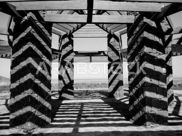 صورة لبناء حجري اثري في مقلع طمية ،  فوهة الوعبة في مدينة الطائف بالمملكة العربية السعودية ، السياحة في السعودية ، فوهة بركانية ، أماكن أثرية تاريخية بالسعودية ، الطبيعة الجميلة في السعودية ، أماكن سياحية