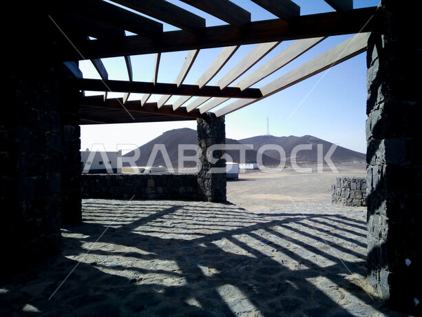 صورة لبناء حجري اثري في مقلع طمية ،  فوهة الوعبة في مدينة الطائف بالمملكة العربية السعودية ، السياحة في السعودية ، فوهة بركانية ، أماكن أثرية تاريخية بالسعودية ، الطبيعة الجميلة في السعودية ، أماكن سياحية