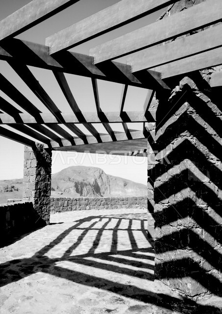 صورة لبناء حجري اثري في مقلع طمية ،  فوهة الوعبة في مدينة الطائف بالمملكة العربية السعودية ، السياحة في السعودية ، فوهة بركانية ، أماكن أثرية تاريخية بالسعودية ، الطبيعة الجميلة في السعودية ، أماكن سياحية