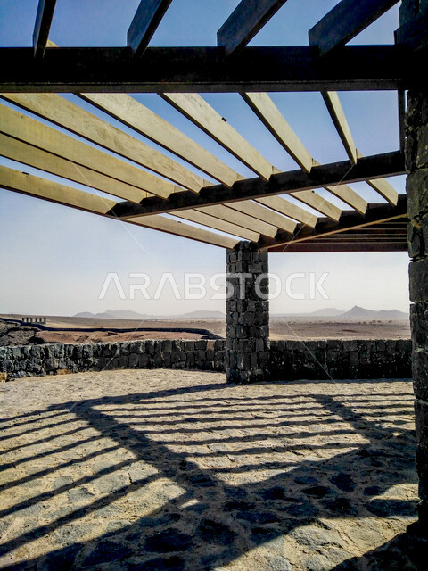 صورة لبناء حجري اثري في مقلع طمية ،  فوهة الوعبة في مدينة الطائف بالمملكة العربية السعودية ، السياحة في السعودية ، فوهة بركانية ، أماكن أثرية تاريخية بالسعودية ، الطبيعة الجميلة في السعودية ، أماكن سياحية