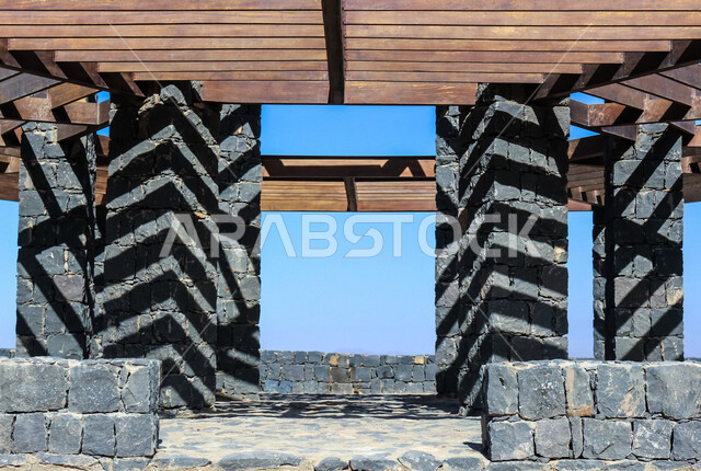 صورة لبناء حجري اثري في مقلع طمية ،  فوهة الوعبة في مدينة الطائف بالمملكة العربية السعودية ، السياحة في السعودية ، فوهة بركانية ، أماكن أثرية تاريخية بالسعودية ، الطبيعة الجميلة في السعودية ، أماكن سياحية