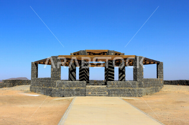 صورة لبناء حجري اثري في مقلع طمية ،  فوهة الوعبة في مدينة الطائف بالمملكة العربية السعودية ، السياحة في السعودية ، فوهة بركانية ، أماكن أثرية تاريخية بالسعودية ، الطبيعة الجميلة في السعودية ، أماكن سياحية