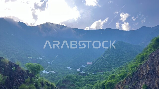 النباتات الطبيعية على القمم والمرتفعات الجبلية، السماء المليئة بالغيوم والسحب البيضاء فوق الجبال، المدرجات الزراعية الخضراء في المملكة العربية السعودية, اماكن ومناطق سياحية مشهورة في السعودية، خلفية الطبيعة