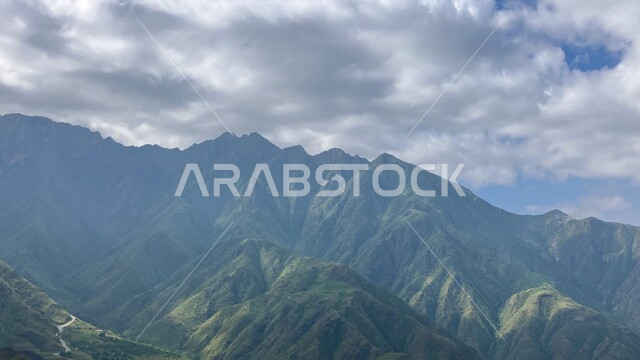 النباتات الطبيعية على القمم والمرتفعات الجبلية، السماء المليئة بالغيوم والسحب البيضاء فوق الجبال، المدرجات الزراعية الخضراء في المملكة العربية السعودية, اماكن ومناطق سياحية مشهورة في السعودية، خلفية الطبيعة