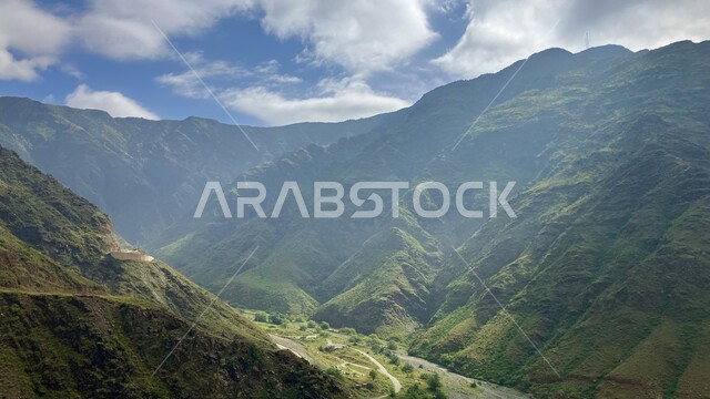 النباتات الطبيعية على القمم والمرتفعات الجبلية، السماء المليئة بالغيوم والسحب البيضاء فوق الجبال، المدرجات الزراعية الخضراء في المملكة العربية السعودية, اماكن ومناطق سياحية مشهورة في السعودية، خلفية الطبيعة