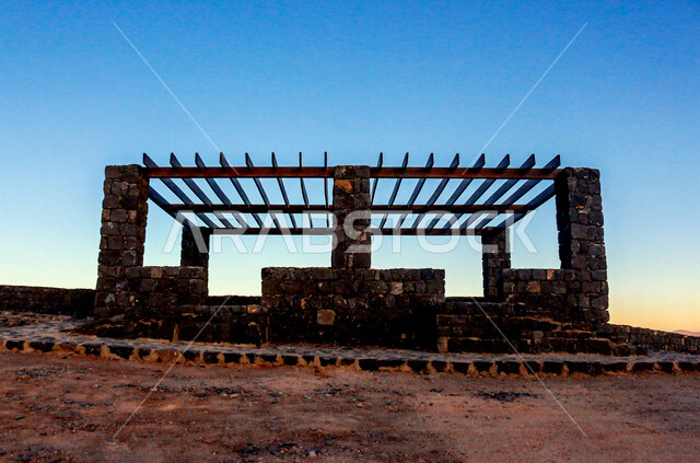 صورة لبناء حجري اثري في مقلع طمية ،  فوهة الوعبة في مدينة الطائف بالمملكة العربية السعودية ، السياحة في السعودية ، فوهة بركانية ، أماكن أثرية تاريخية بالسعودية ، الطبيعة الجميلة في السعودية ، أماكن سياحية