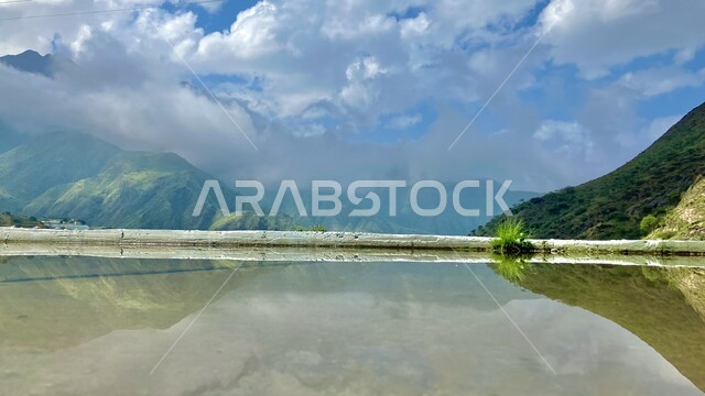 المسطحات المائية والأراضي والاعشاب, جريان الماء في البيئة الجبلية، أماكن سياحية طبيعية في منطقة عسير, القمم والمرتفعات والتكوينات الصخرية في المملكة العربية السعودية