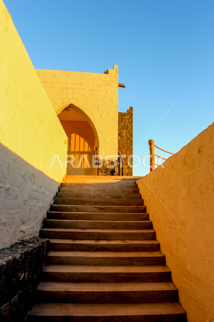 صورة لدرج مبنى الزوار في مقلع طمية ،  فوهة الوعبة في مدينة الطائف بالمملكة العربية السعودية ، السياحة في السعودية ، فوهة بركانية ، أماكن أثرية تاريخية بالسعودية ، الطبيعة الجميلة في السعودية ، أماكن سياحية