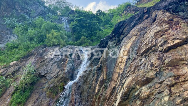 الشلالات المائية الطبيعية على السفوح والمنحدرات الجبلية،الاهتمام بالتشجير وزراعة النباتات الخضراء، المدرجات الزراعيه في منطقة عسير، مدن وأماكن سياحية مشهورة, المناظر الطبيعية المتميزة في المملكة العربية السعودية