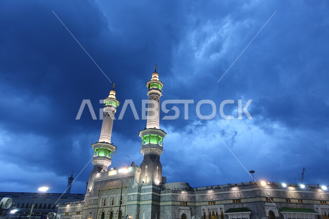 الحرم النبوي الشريف في المدينة المنورة، معالم و أماكن دينية مقدسة في المملكة العربية السعودية، العبادة والطاعة والتقرب إلى الله، الفن الهندسي المعماري الإسلامي للمأذن باللون الأبيض، منظر السماء الممتلئة بالغيوم، أجواء شتوية ماطرة