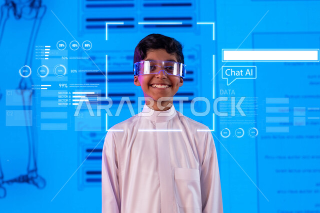 نظام التعليم الذاتي، العودة الى المدارس، طالب عربي خليجي سعودي يرتدي الزي المدرسي ونظارة الحماية ينظر الى الكاميرا بإيماءات الجد والنشاط، استخدام برامج التعلم الالكتروني في مدارس المملكة العربية السعودية، عناصر هولوجرامية ثلاثية الأبعاد