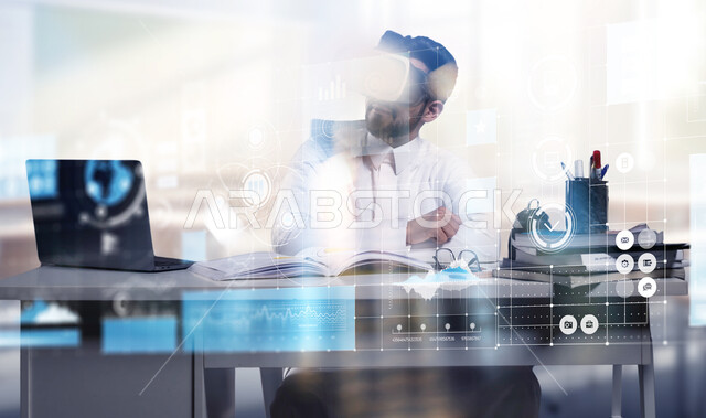 استخدام التقنيات والأجهزة الحديثة، نظام التعليم الذاتي، صورة مقربة لطالب عربي خليجي سعودي يرتدي الثوب التقليدي و نظارة في آر يستخدم جهاز اللابتوب المحمول، تطبيقات و برامج التعلم الالكتروني في مدارس المملكة العربية السعودية، عناصر هولوجرامية ثلاثية الأبعاد