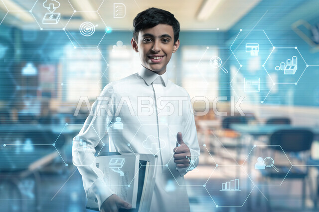 مفهوم القبول والموافقة، العودة الى المداس، طالب عربي خليجي سعودي يرتدي الزي المدرسي ينظر الى الكاميرا ترفع اصبع الابهام للاعلى بإيماءات الرضا والإعجاب، استخدام برامج التعلم الالكتروني في مدارس المملكة العربية السعودية، عناصر هولوجرامية ثلاثية الأبعاد