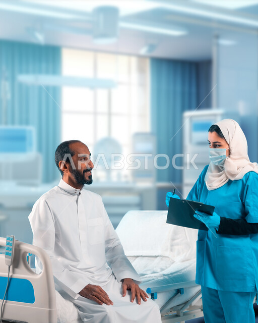 تدوين نتائج الفحوصات والتحاليل بالسجل الطبي، العمل في القطاع الصحي, ممرضة عربية خليجية سعودية محجبة ترتدي قناع الوجه تقف مع المريض تقوم بتسجيل بياناته في الملفات، تقديم الخدمات العلاجية للمرضى, مهن ووظائف نسائية في المملكة العربية السعودية