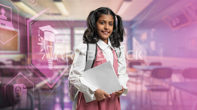 الإستعداد للعام الدراسي الجديد، العودة الى المداس، طالبة عربية خليجية سعودية ترتدي الزي المدرسي تحمل الحقيبة المدرسية تقف داخل الغرفة الصفية تنظر الى الكاميرا بإيماءات الفرح والسرور، تعابير الحماس والنشاط، عناصر هولوجرامية ثلاثية الأبعاد