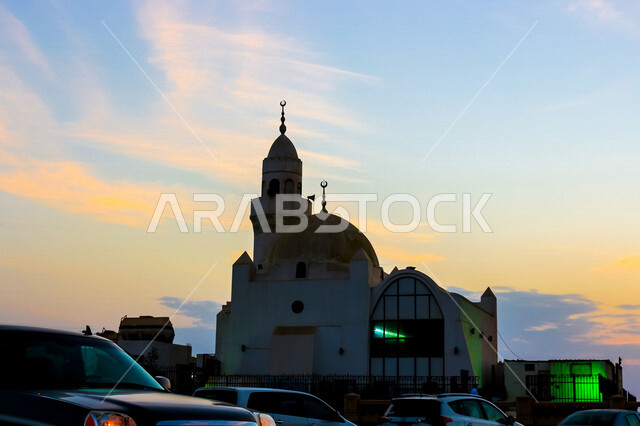 المئذنة (المنارة) مبنى مرتفع طويل ملحق بالمساجد ، العبادة والتقرب إلى الله ، صوت الأذان ، دعوة المسملين للصلاة ، مسجد المئذنة