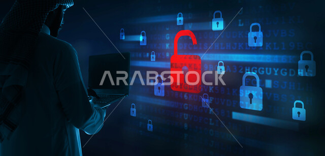 المحافظة على أمن المعلومات، استخدام التقنيات الحديثة، صورة مقربة من الجانب لرجل عربي خليجي سعودي يرتدي الشماغ والثوب التقليدي يمسك بيده جهاز اللابتوب المحمول يقف امام شاشة إلكترونية بأيقونات هولوجرامية لرمز القفل مضيئة، مفهوم التحول الرقمي