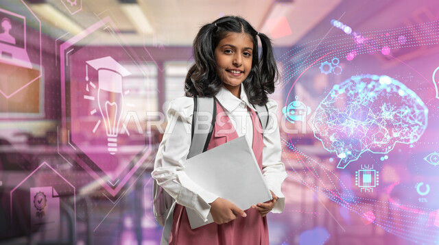 الإستعداد للعام الدراسي الجديد، العودة الى المداس، طالبة عربية خليجية سعودية ترتدي الزي المدرسي تحمل الحقيبة المدرسية تقف داخل الغرفة الصفية تنظر الى الكاميرا بإيماءات الفرح والسرور، تعابير الحماس والنشاط، عناصر هولوجرامية ثلاثية الأبعاد