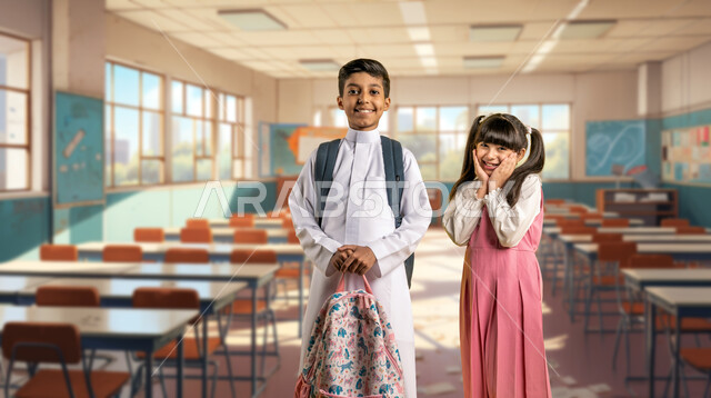 العودة الى المداس، طالب وطالبة عربيان خليجيان سعوديان يرتديان الزي المدرسي يحملان الحقيبة المدرسية يقفان داخل الغرفة الصفية ينظران الى الكاميرا بإيماءات الفرح والسرور، الإستعداد للعام الدراسي الجديد، تعابير الحماس والنشاط