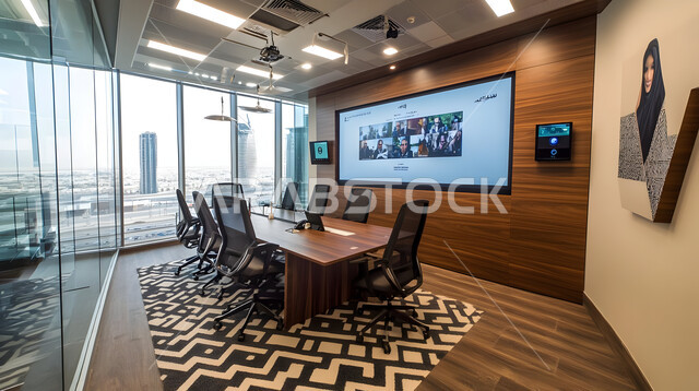قاعة الأعمال وعقد الاتفاقات مع فريق العمل, غرف مكتبية بتصاميم وديكورات داخلية فخمة، غرفة اجتماعات واسعة مع طاولة محاطة بكراسي, التصميم العصري الحديث للمكاتب في الشركات والمراكز التجارية السعودية