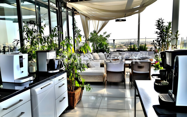 قاعة الأعمال وعقد الاتفاقات مع فريق العمل, التصميم العصري الحديث للمكاتب في الشركات والمراكز التجارية السعودية، غرف مكتبية بتصاميم وديكورات داخلية فخمة، غرفة اجتماعات واسعة مع طاولة محاطة بكراسي