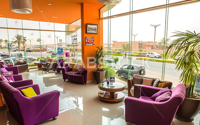 قاعة الأعمال وعقد الاتفاقات مع فريق العمل, التصميم العصري الحديث للمكاتب في الشركات والمراكز التجارية السعودية، غرف مكتبية بتصاميم وديكورات داخلية فخمة، غرفة اجتماعات واسعة مع طاولة محاطة بكراسي