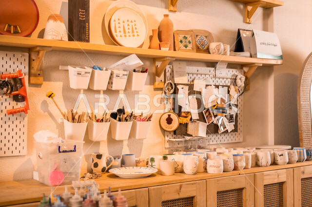 حرف ومهن شعبية تراثية, تأسيس الدولة السعودية 1727 م, الاستعداد للاحتفال باليوم الوطني السعودي 23 سبتمبر, عرض المواهب والاعمال الفنية اليدوية في إحدى المتاجر, محل بيع الهدايا التذكاريه التقليديه