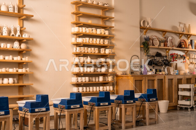 حرف ومهن شعبية تراثية, تأسيس الدولة السعودية 1727 م, الاستعداد للاحتفال باليوم الوطني السعودي 23 سبتمبر, عرض المواهب والاعمال الفنية اليدوية في إحدى المتاجر, محل بيع الهدايا التذكاريه التقليديه