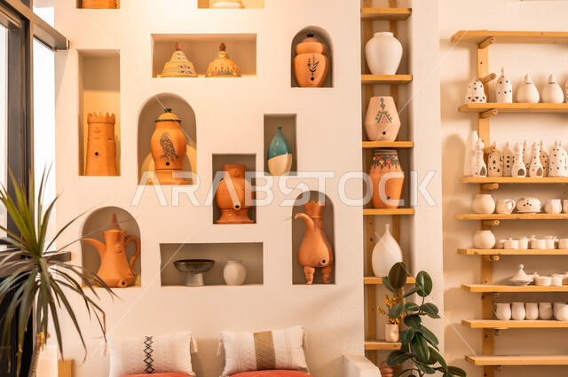 عرض المواهب والاعمال الفنية اليدوية في إحدى المتاجر, محل بيع الهدايا التذكاريه التقليديه, الاستعداد للاحتفال باليوم الوطني السعودي 23 سبتمبر, حرف ومهن شعبية تراثية, تأسيس الدولة السعودية 1727 م