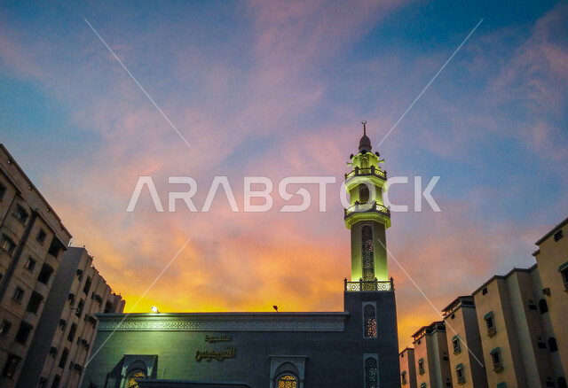 المئذنة (المنارة) مبنى مرتفع طويل ملحق بالمساجد ، العبادة والتقرب إلى الله ، صوت الأذان ، دعوة المسملين للصلاة ، مسجد المئذنة