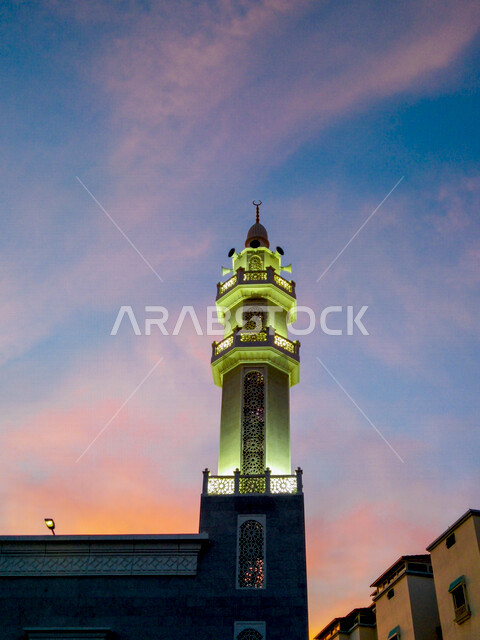 المئذنة (المنارة) مبنى مرتفع طويل ملحق بالمساجد ، العبادة والتقرب إلى الله ، صوت الأذان ، دعوة المسملين للصلاة ، مسجد المئذنة