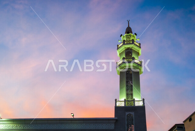 المئذنة (المنارة) مبنى مرتفع طويل ملحق بالمساجد ، العبادة والتقرب إلى الله ، صوت الأذان ، دعوة المسملين للصلاة ، مسجد المئذنة