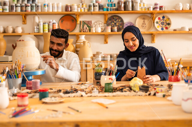 محترفون عرب سعوديون خليجيون يعملون  في ورشة الاعمال الفنيه، ممارسة مهارة صنع  الفخار، احتراف تلوين الخزف والفخاريات، اعمال يديويه سعوديه, مناسبات واعياد وطنية, تأسيس الدولة السعودية 1727 م, ذكرى اليوم الوطني السعودي 23 سبتمبر