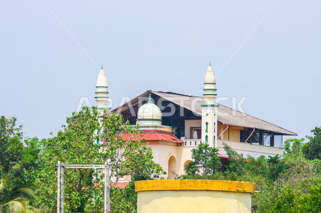 المئذنة (المنارة) مبنى مرتفع طويل ملحق بالمساجد ، العبادة والتقرب إلى الله ، صوت الأذان ، دعوة المسملين للصلاة ، مسجد المئذنة