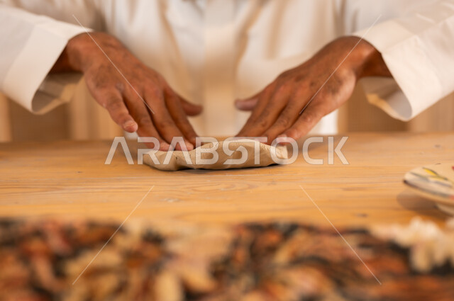 منحوتات وزخارف وأعمال فنية, ذكرى اليوم الوطني السعودي 23 سبتمبر, الصناعات التشكيلية اليدوية، شاب عربي خليجي سعودي يعمل بعجينة الفخار, حرف ومهن شعبية تراثية قديمة، تأسيس الدولة السعودية 1727 م, مناسبات واعياد وطنية