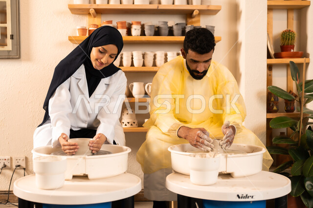 محترفون عرب سعوديون خليجيون يعملون في ورشة الاعمال الفنية، ممارسة مهارة صنع الفخار، احتراف تلوين الخزف والفخاريات، أعمال يدوية سعودية